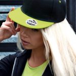 cappello con visiera piatta
